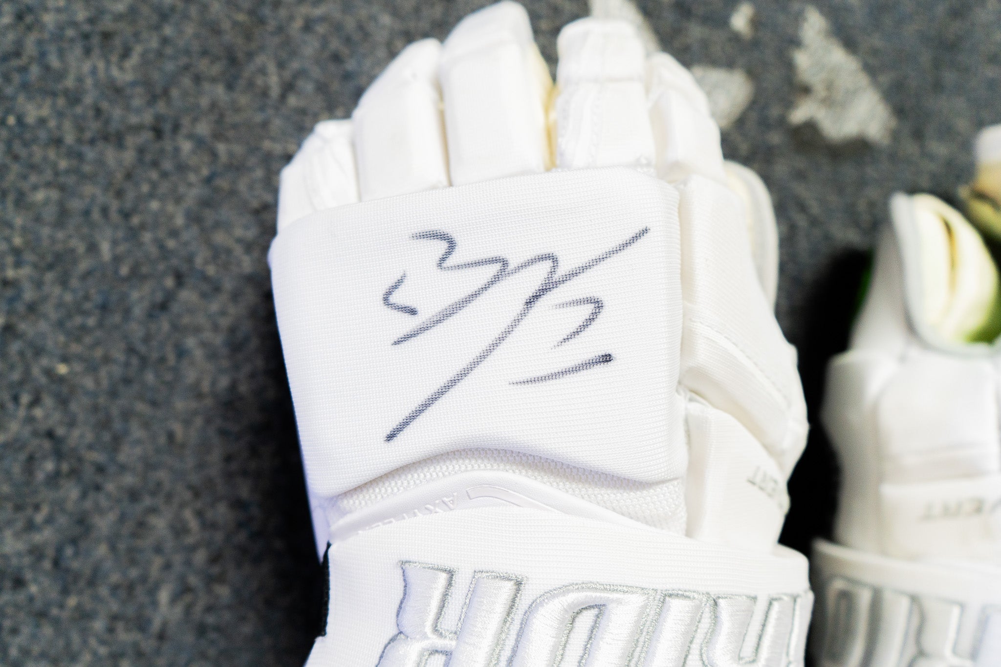 #7 UENS GAME USED & SIGNED Ghost Panthers Gloves