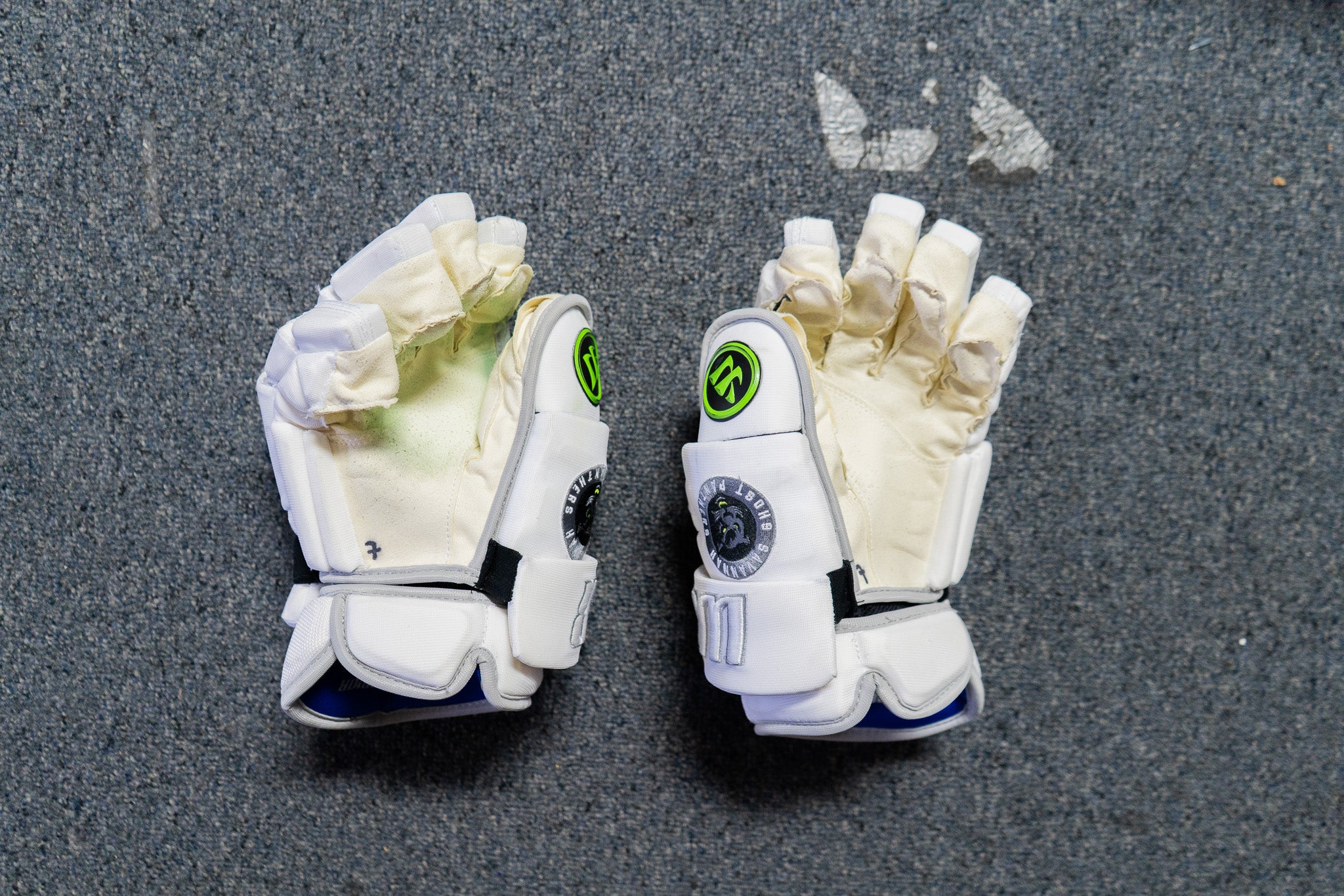 #7 UENS GAME USED & SIGNED Ghost Panthers Gloves