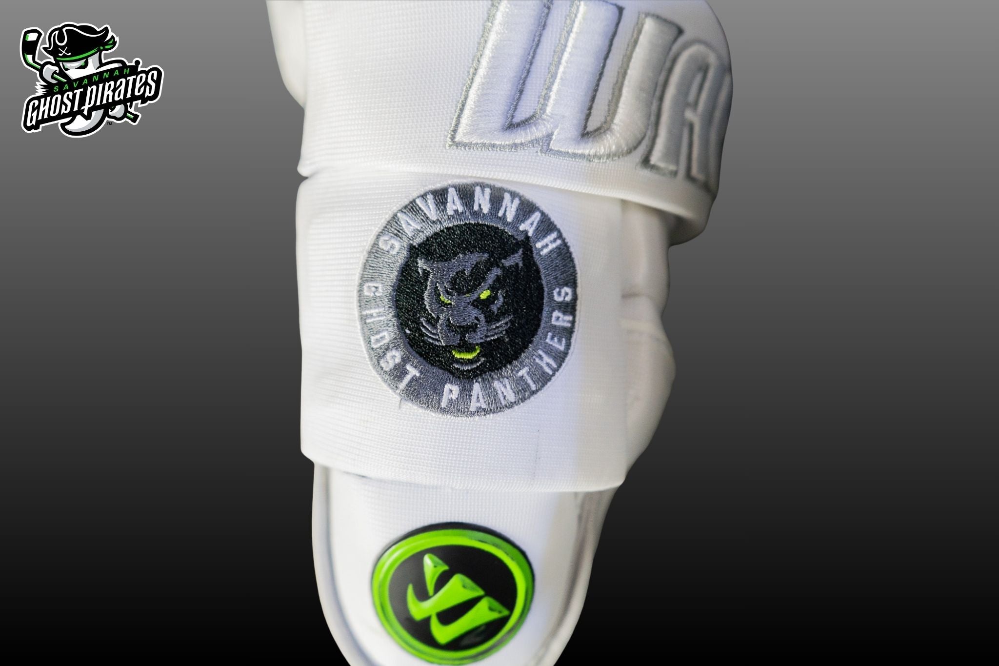 #7 UENS GAME USED & SIGNED Ghost Panthers Gloves