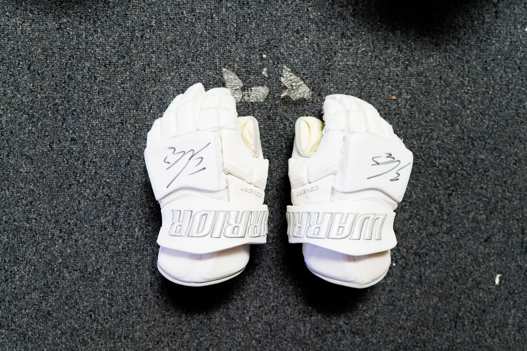 #7 UENS GAME USED & SIGNED Ghost Panthers Gloves